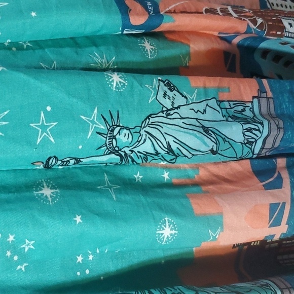 Women's Retro New York City Liberty Landmarks Pleated Novelty Skirt.  Size XS - Picture 6 of 13